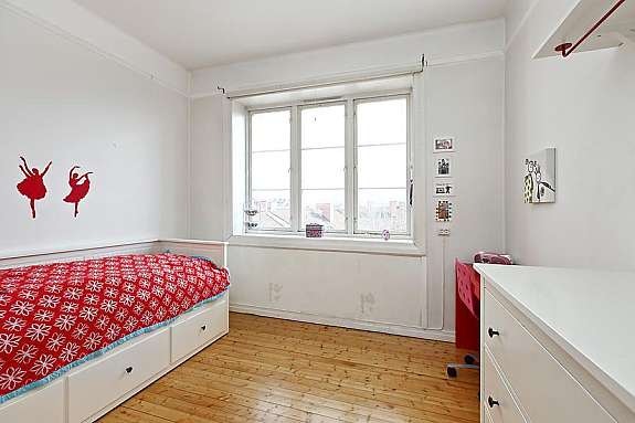 Soverom II - Stort og luftig barnerom med god garderobeplass Galleribilde