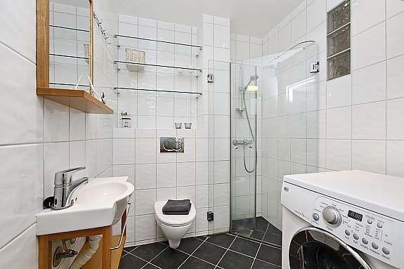 Flott flislagt bad med gulvvarme, dusjnisje, vegghengt wc, servant og opplegg fo Galleribilde