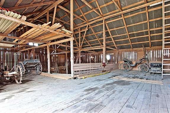 Innsiden på låven. Galleribilde