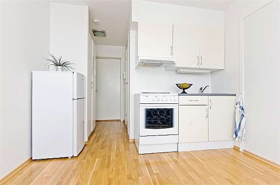 Utleiedelen har et tidløs og moderne kjøkken med plass til spisebord. God oppbevarings plass i skap i entren. Galleribilde