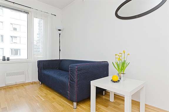 Hybelen er lys og romslig med fin plass til både sofa, seng og et hyggelig spisebord. Galleribilde