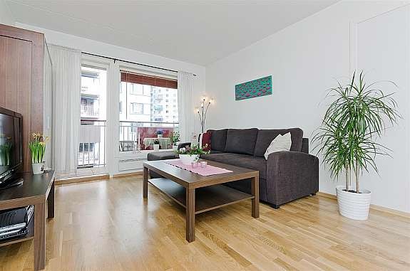 Stuen har store vindusflater som slipper inn mye lys. Galleribilde