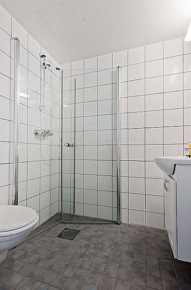 Utleiedelen har et lekker bad med vegghengt klosett, dusjhørne med glassdører og varmekabler i gulv. Galleribilde