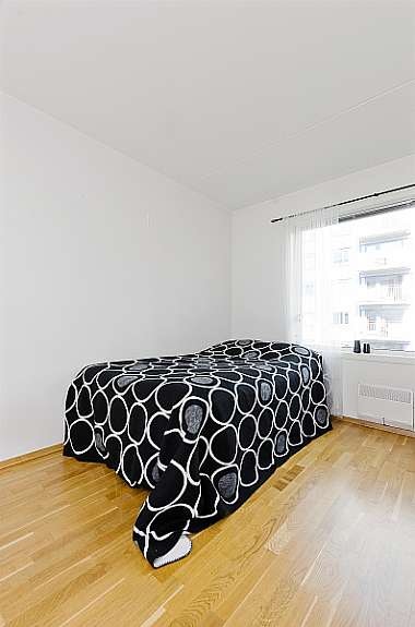 Utleiedelen har egen inngang med romslig garderobeskap. Hybelen selges fullt møblert. Galleribilde