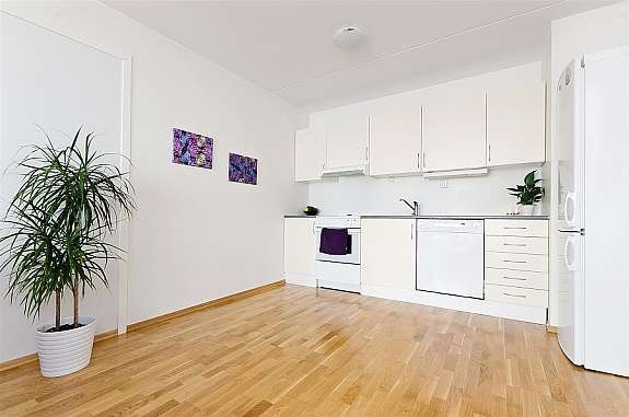 Man kan med enkle grep sette inn en dør til utleiehybelen slik at man får et ekstra soverom. Dør følger med. Galleribilde