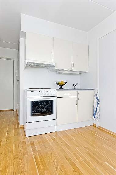 Utleiedelen har et tidløs og moderne kjøkken med plass til spisebord. Alle hvitevarer og møbler i utleiedelen følger med. Garderobeskap og nisje i entre. Galleribilde