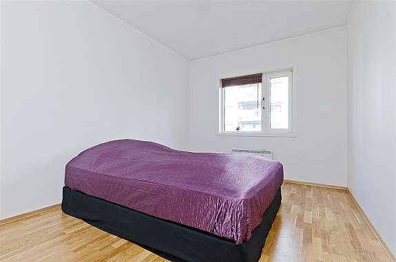 Romslige soverommet med flere møbleringsmuligheter og en stor skyvedørsgarderobe. Galleribilde