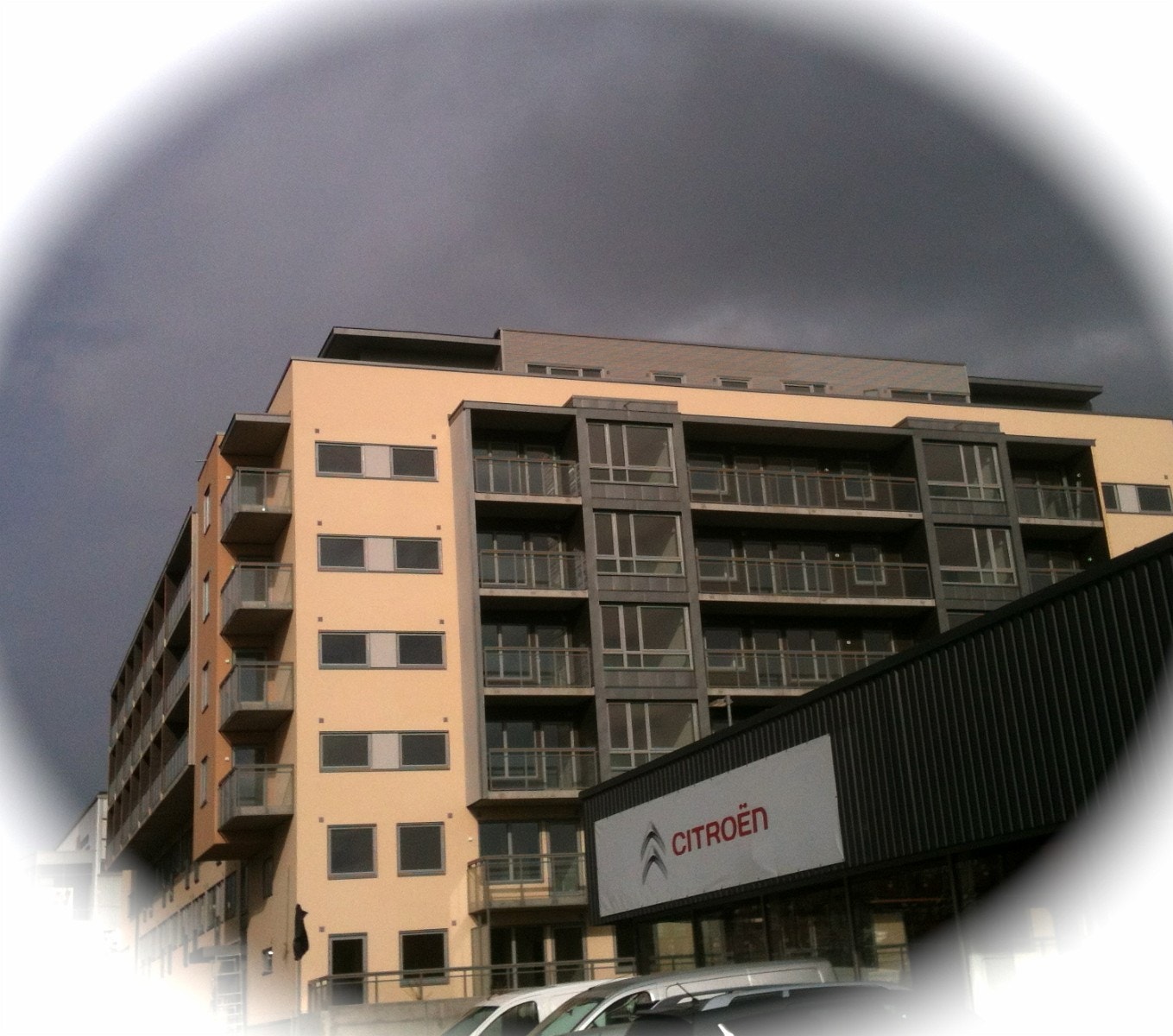 Øverst i 5 (6) etg, inntrukket balkong nærmest hjørnet. Galleribilde