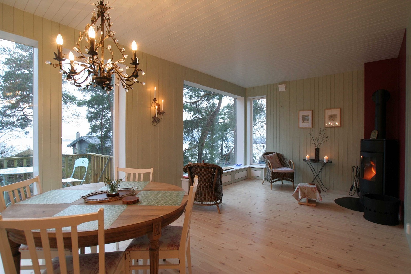 Spisestue og stue oppe Galleribilde