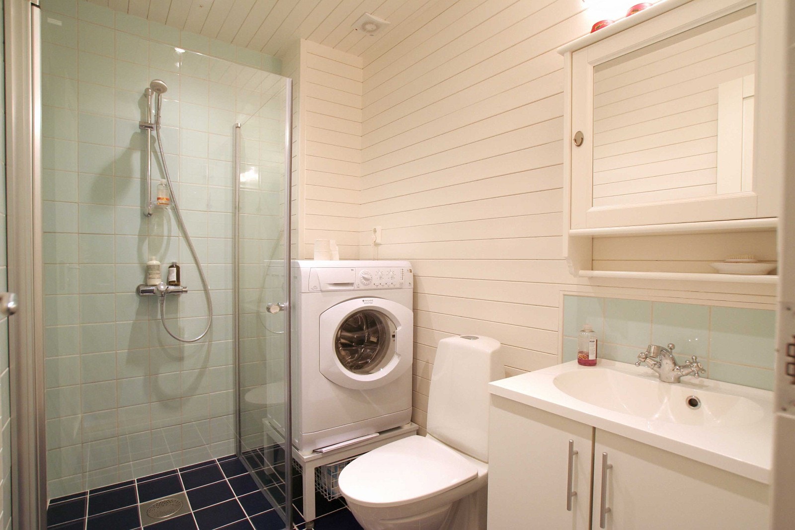 Dusj og vaskerom nede Galleribilde