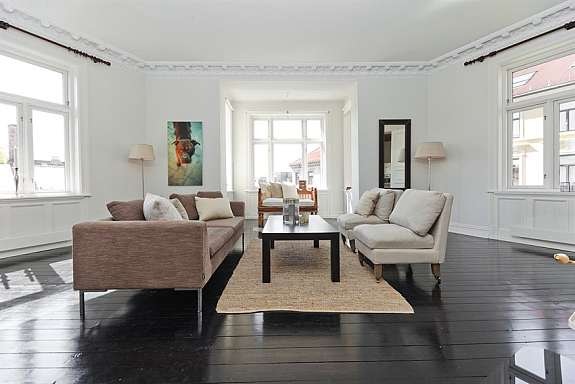 Hjørnestue med vinduer på tre sider Galleribilde