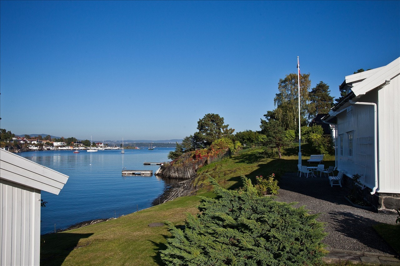 Huset og sjøen Galleribilde