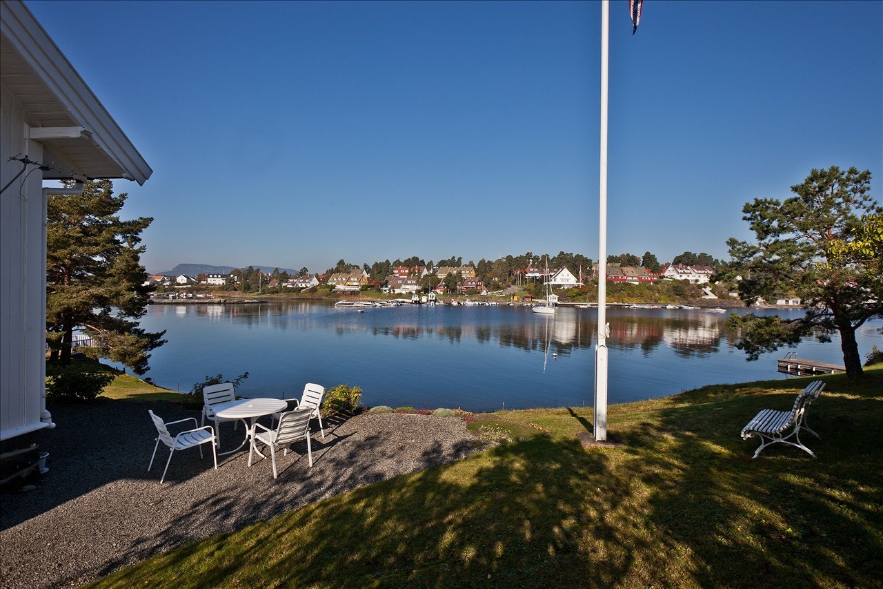 Sittegruppe utenfor med utsikt Galleribilde