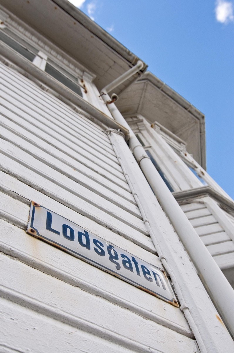 Klassisk skilting på husvegg fra "gamle dager". Galleribilde