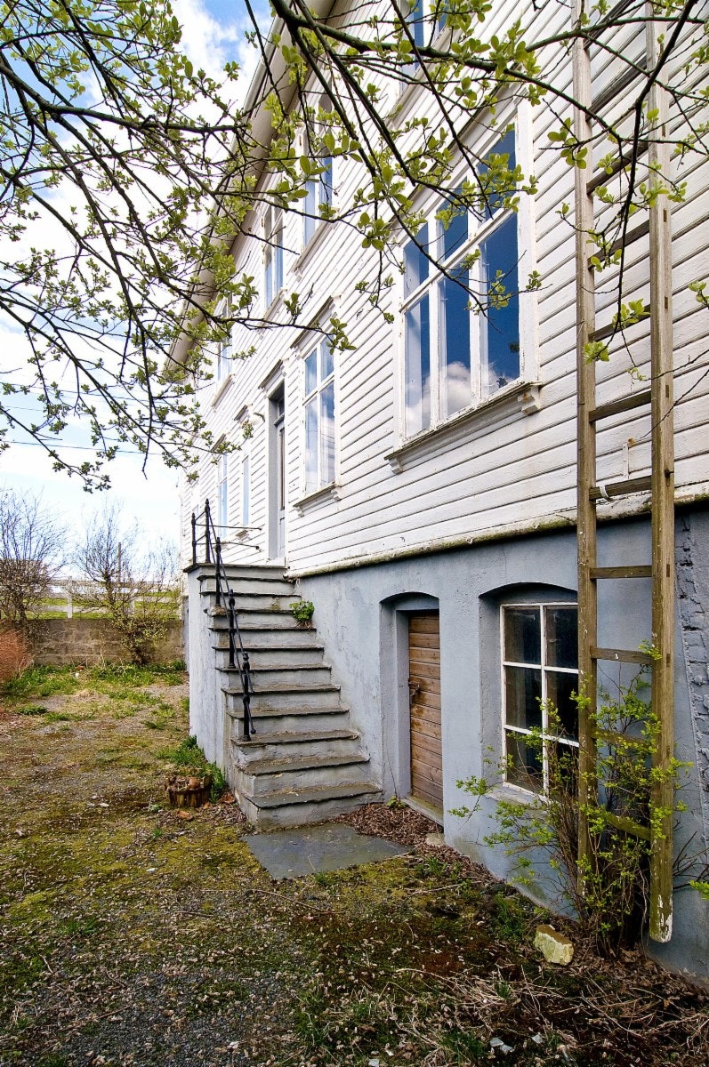 Bygget har flere innganger i både underetasjen og 1. etasjen. Galleribilde