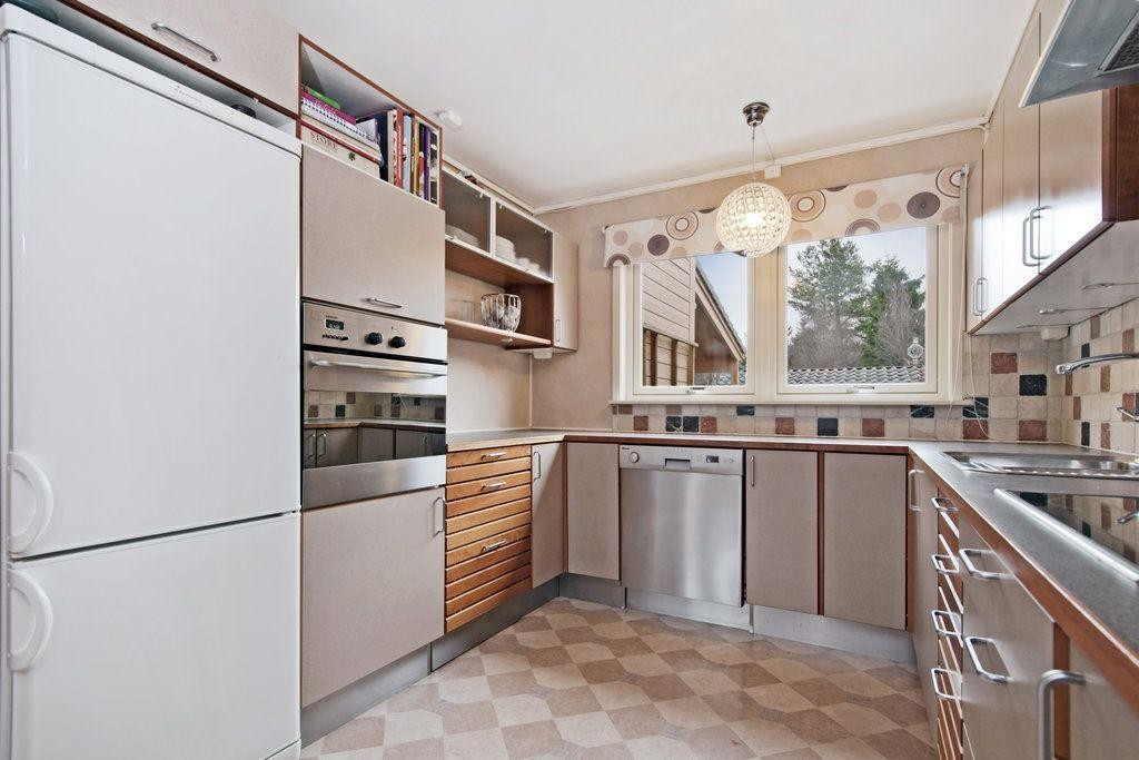 Kjøkkenet har integrerte hvitevarer. (Kjøleskapet medfølger også). Galleribilde