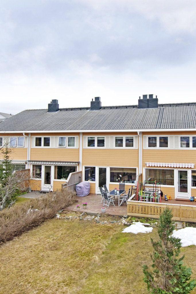 Fasade med terrasse og plenarealer. Galleribilde