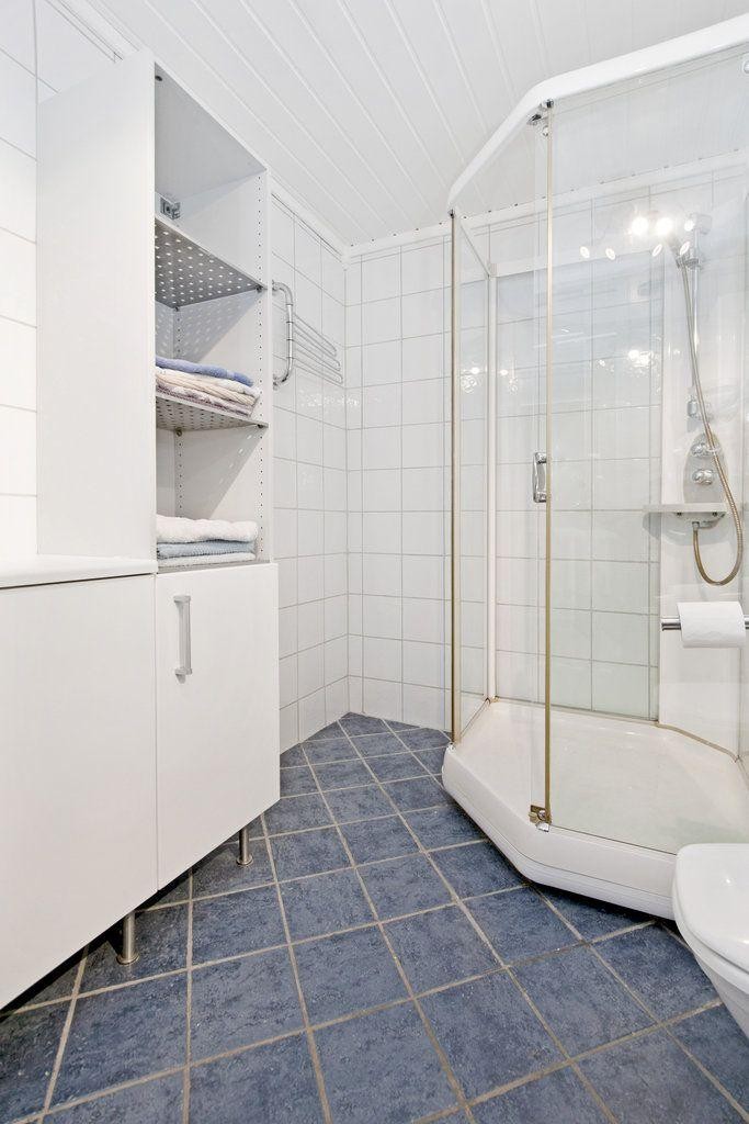 Badet har mye skapplass. Galleribilde
