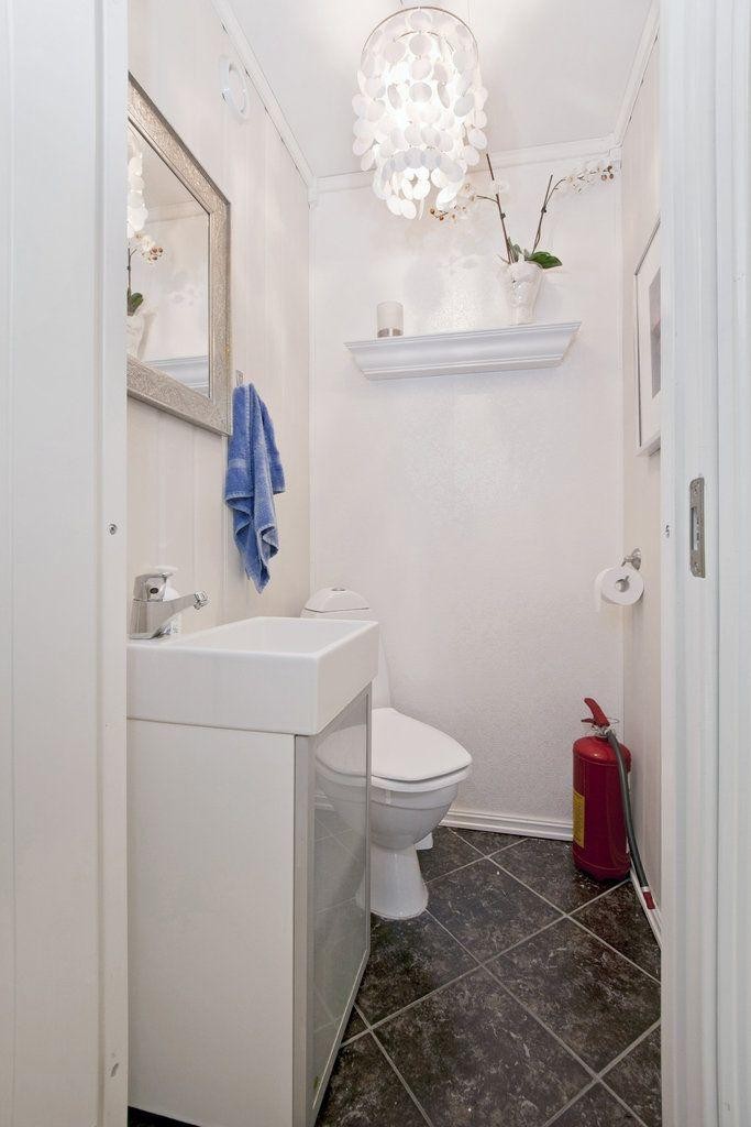 Eget toalettrom med servant i 1. etasje. Galleribilde