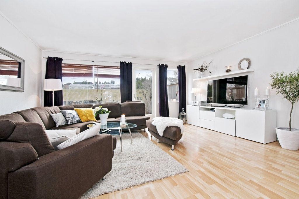 Lys, pen og romslig stue. Galleribilde