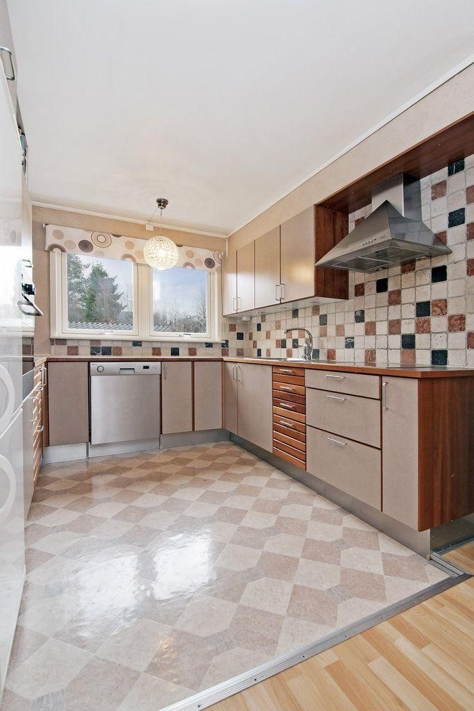 Pent kjøkken med mye skap- og benkplass. Galleribilde