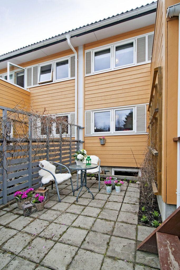 Fasade og uteplass ved inngangsparti. Galleribilde