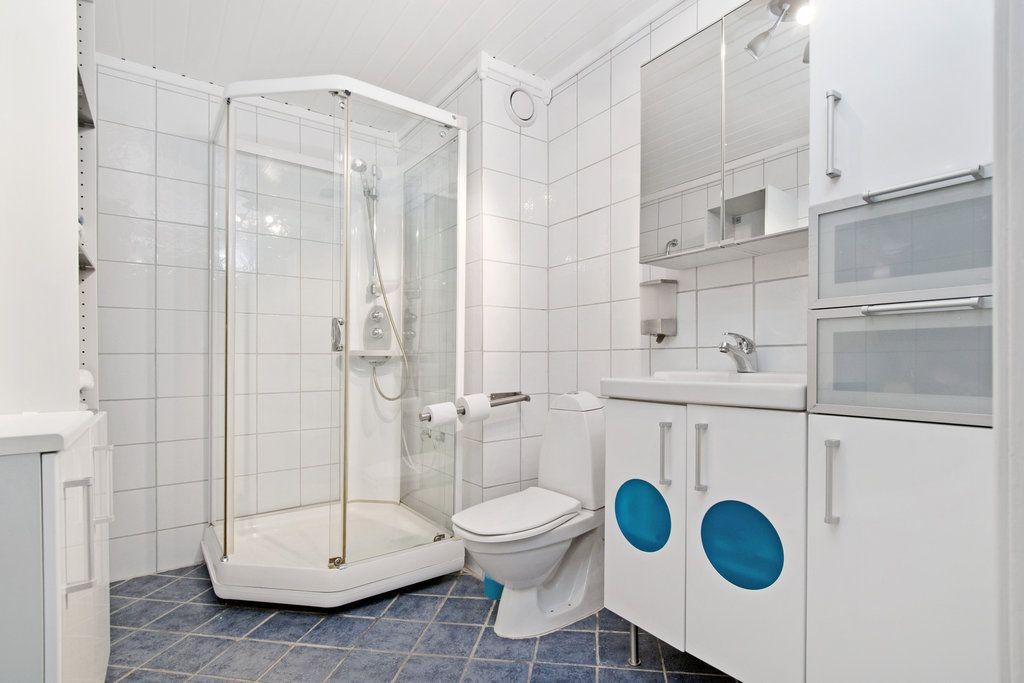 Flislagt bad med dusjkabinett. Galleribilde