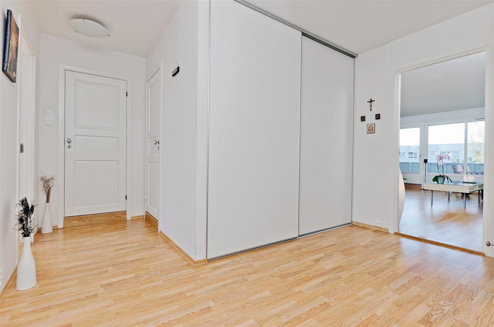 Stor, lys og romslig entre med skyvedørsgarderobe. Galleribilde