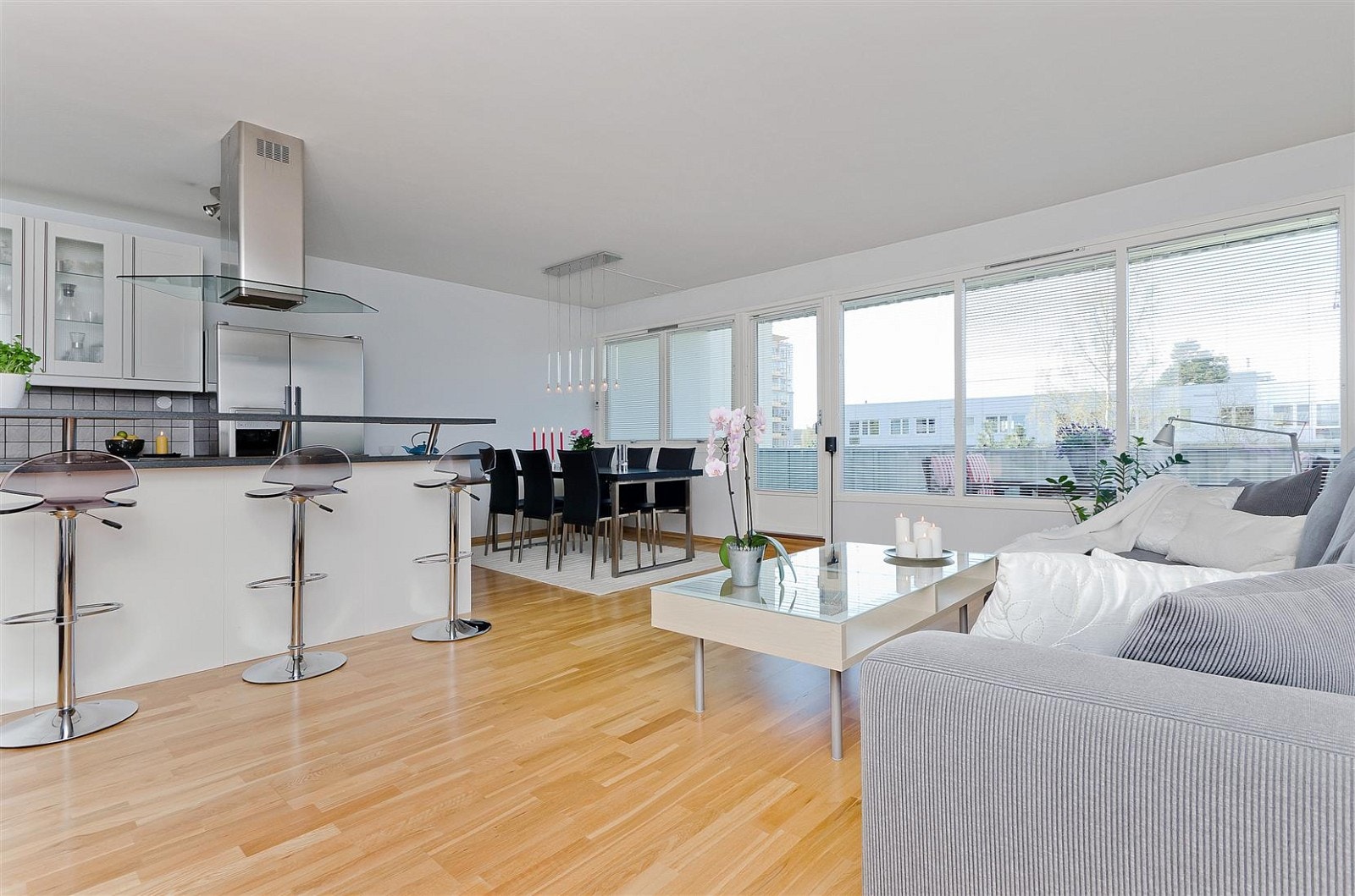 Romslig og lys stue med åpen kjøkkenløsning Galleribilde