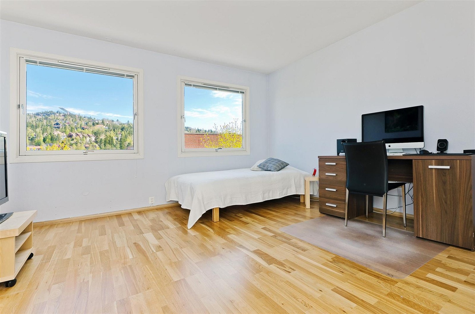 Stort soverom som går an å gjøre til 2 soverom. Galleribilde