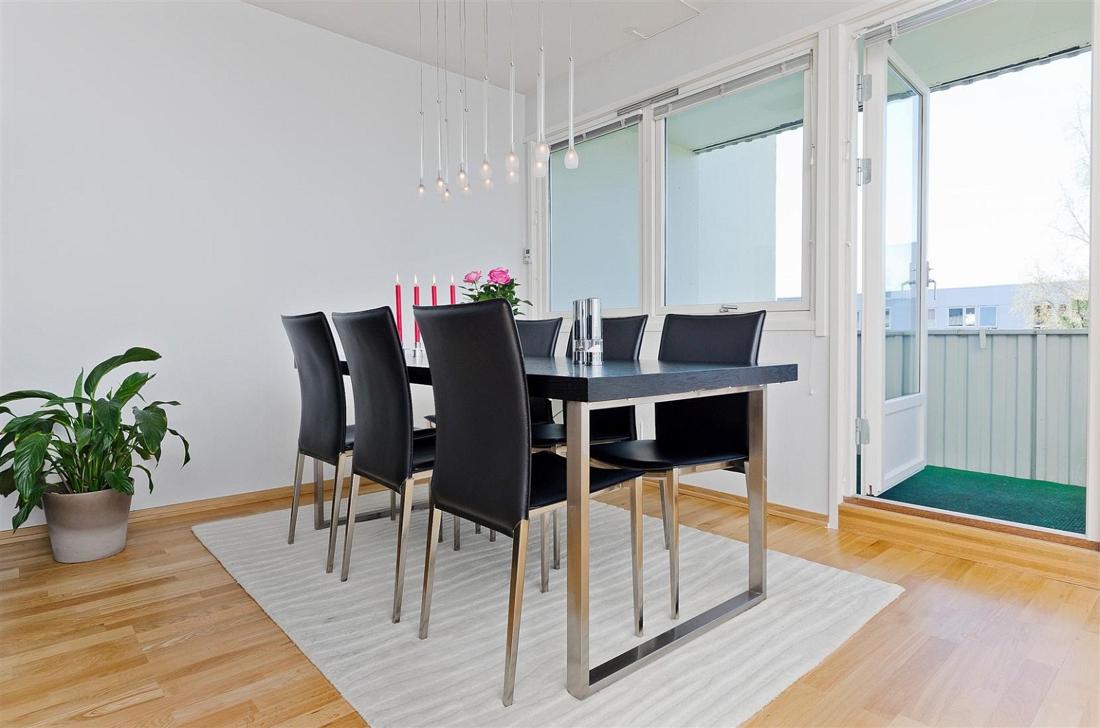 Spiseplassdel og utgang til balkong. Galleribilde