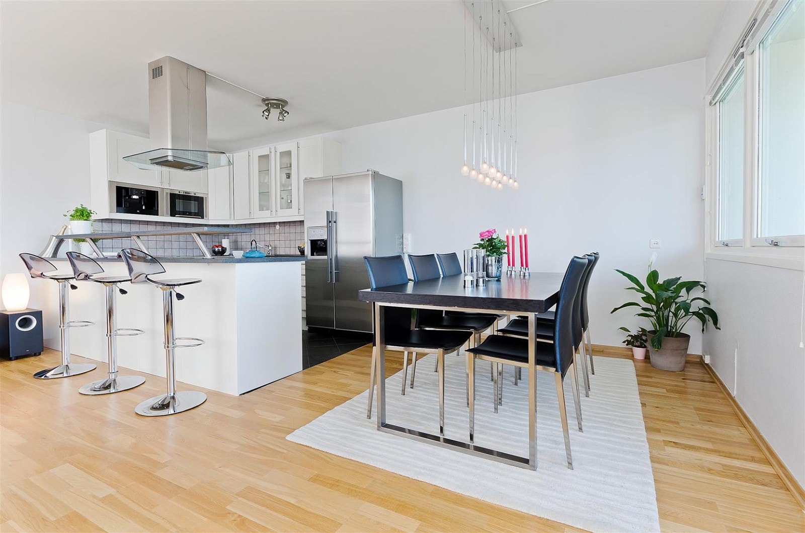 Pent kjøkken med bardel og spiseplass del. Galleribilde