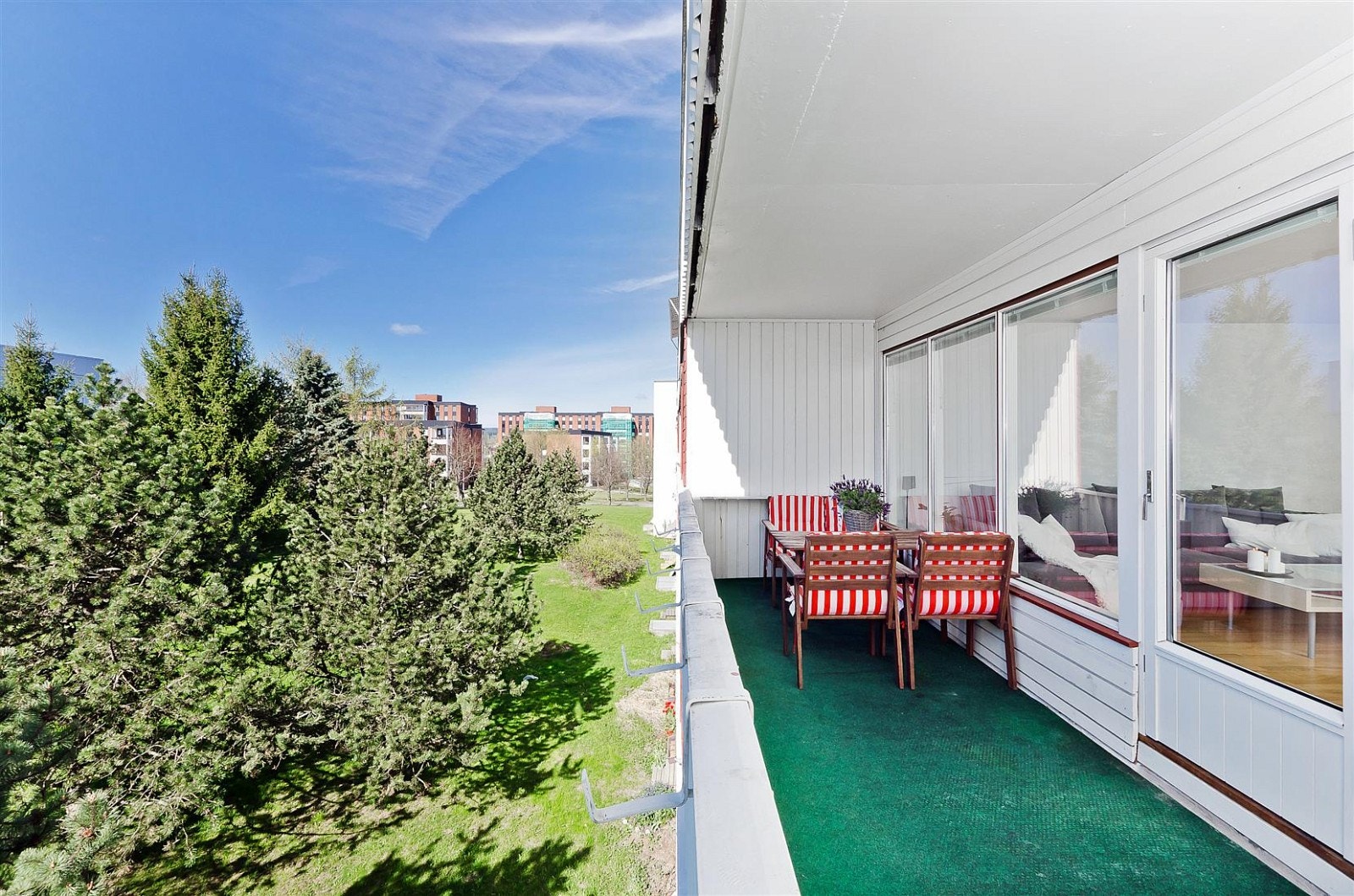 Fin og solrik balkong. Galleribilde