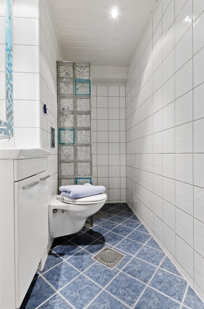 Pent flislagt dusjbad med varmekabler på gulv. Galleribilde