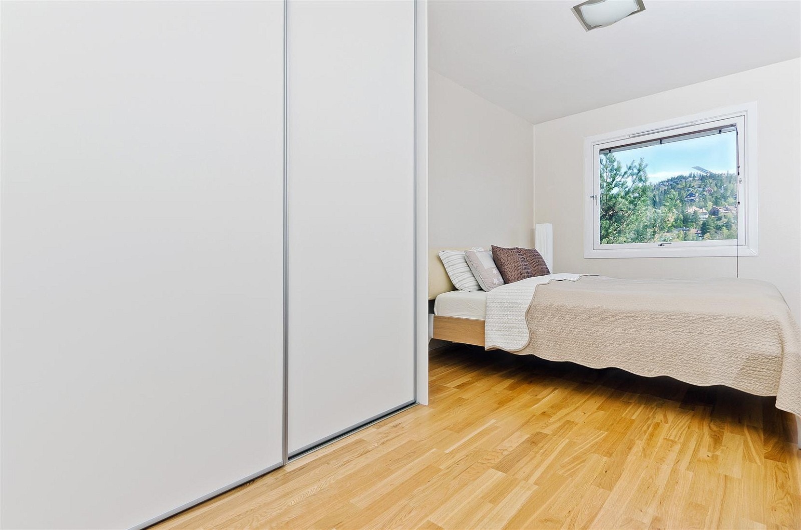 Stort soverom med skyvedørsgarderobe. Galleribilde