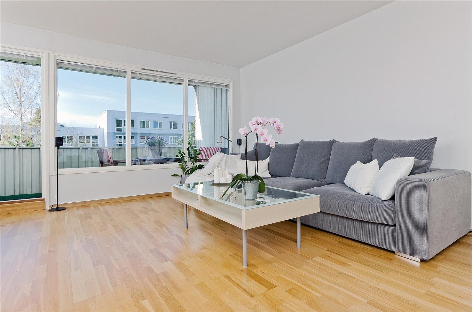 Lys stue med store vindusflater. Utgang til solrik balkong. Galleribilde