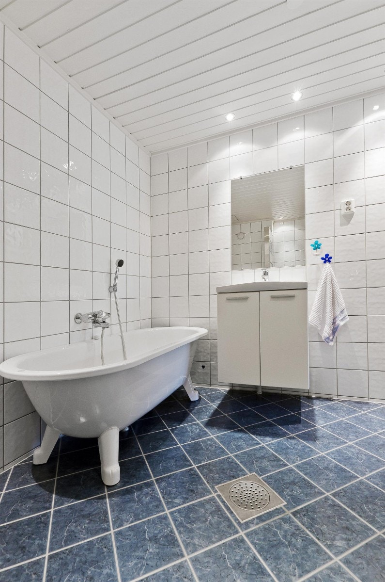 Fint flislagt bad med badekar. Varmekabler på gulv. Galleribilde