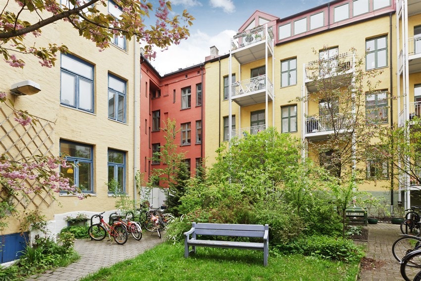 Koselig bakgård Galleribilde