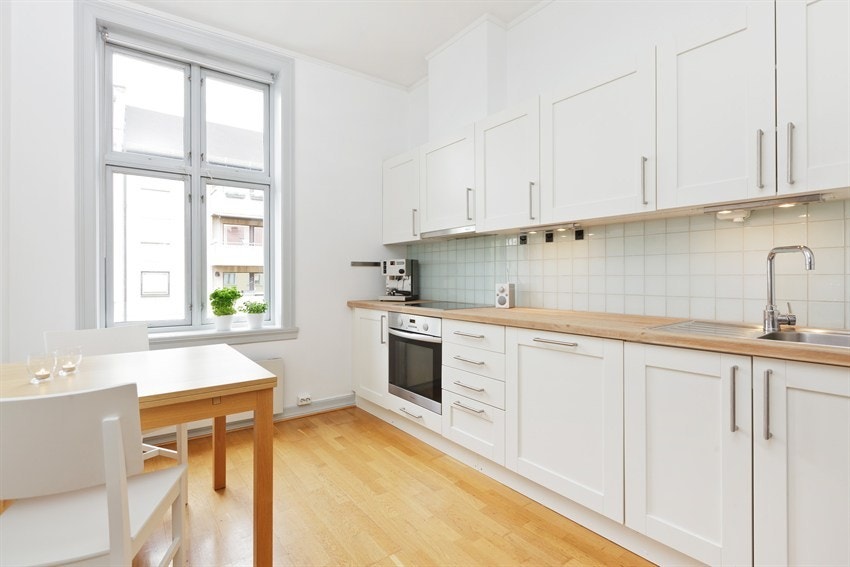 Separat kjøkken med spiseplass Galleribilde