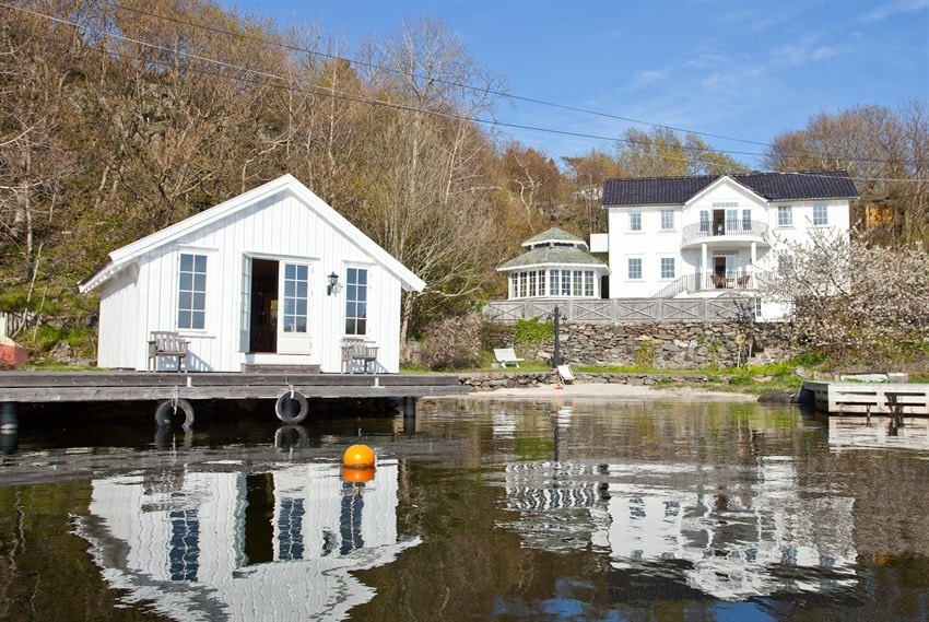 Fasade (bilde tatt ute fra Skudevika) Galleribilde