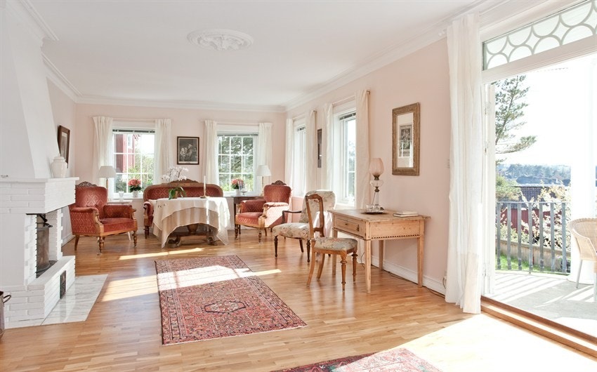 Fra stue er det utgang til balkong og uteplass Galleribilde