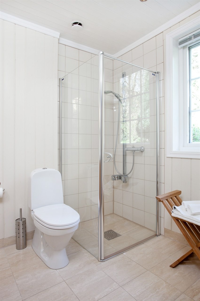 Badet er innredet med dushjørne, innredning og wc Galleribilde