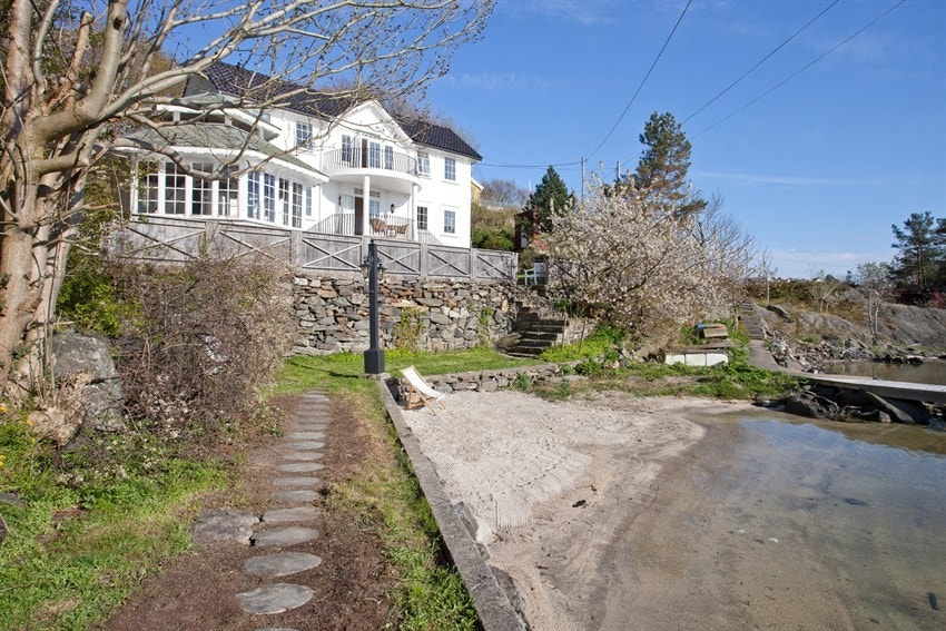 Boligen ligger fantastisk til ned i fjæra Galleribilde