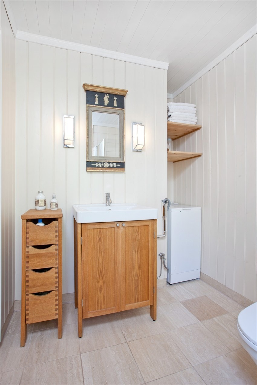 Bad i første etasje med sandstein på gulv med V.K. Galleribilde