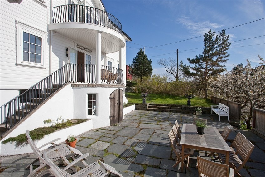 Svært solrik uteplass utforbi boligen Galleribilde