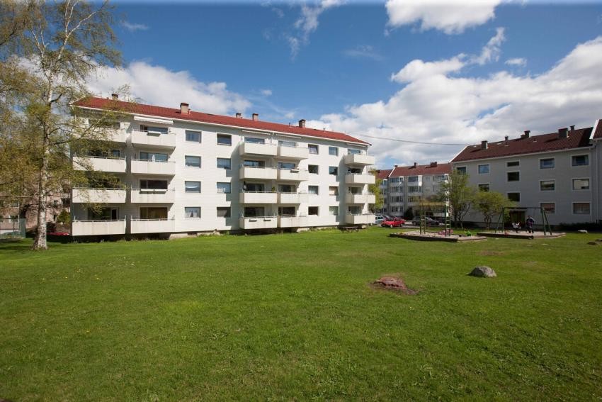 Stor gressplen med boltringsplass utenfor balkongen Galleribilde