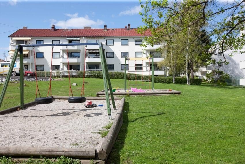 Barnevennlig område med lekeplass og sandkasse Galleribilde