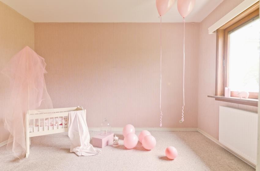 God plass til seng og garderobe Galleribilde