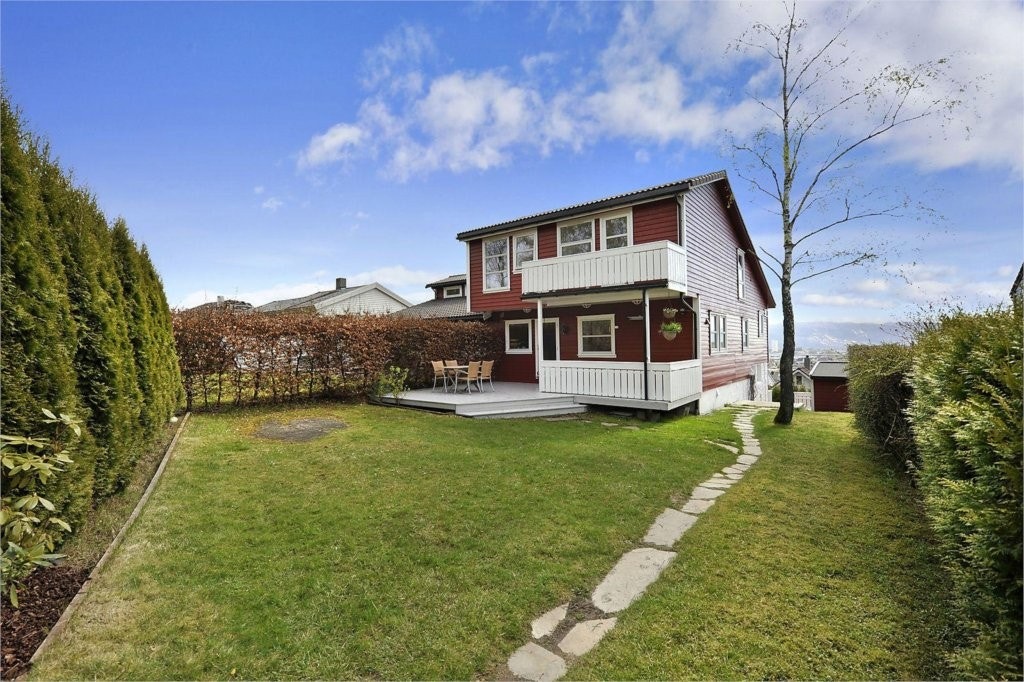 Eiendommen ligger høyt og luftig. Usjenert og solrik hage. Galleribilde