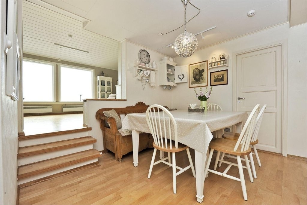 Spiseplass i kjøkken/ allrom Galleribilde